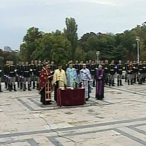 Drapelul naţional a fost arborat duminică în toate sediile instituţiilor militare