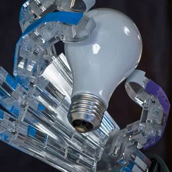 Cercetătorii au creat prima mână robotizată înzestrată cu simţ tactil