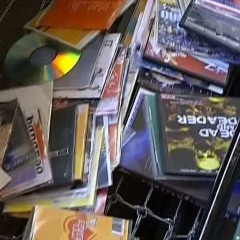 Câinii poliţişti sunt antrenaţi şi pentru depistarea CD-urilor şi DVD-urilor piratate
