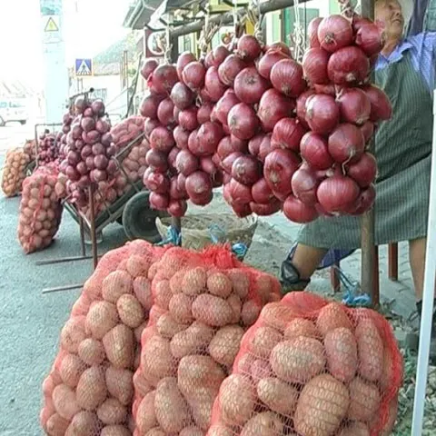 Ceapa şi cartofii domină alegerile culinare ale românilor, potrivit unui studiu