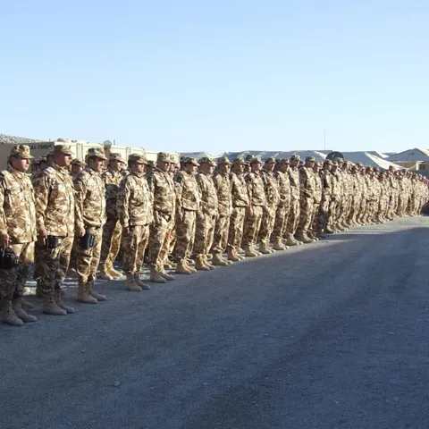 21 de militari români vor participa la instruirea noii Armate Naţionale a Afganistanului 