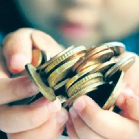 Alocaţiile pentru copii ar putea fi calculate în funcţie de veniturile părinţilor