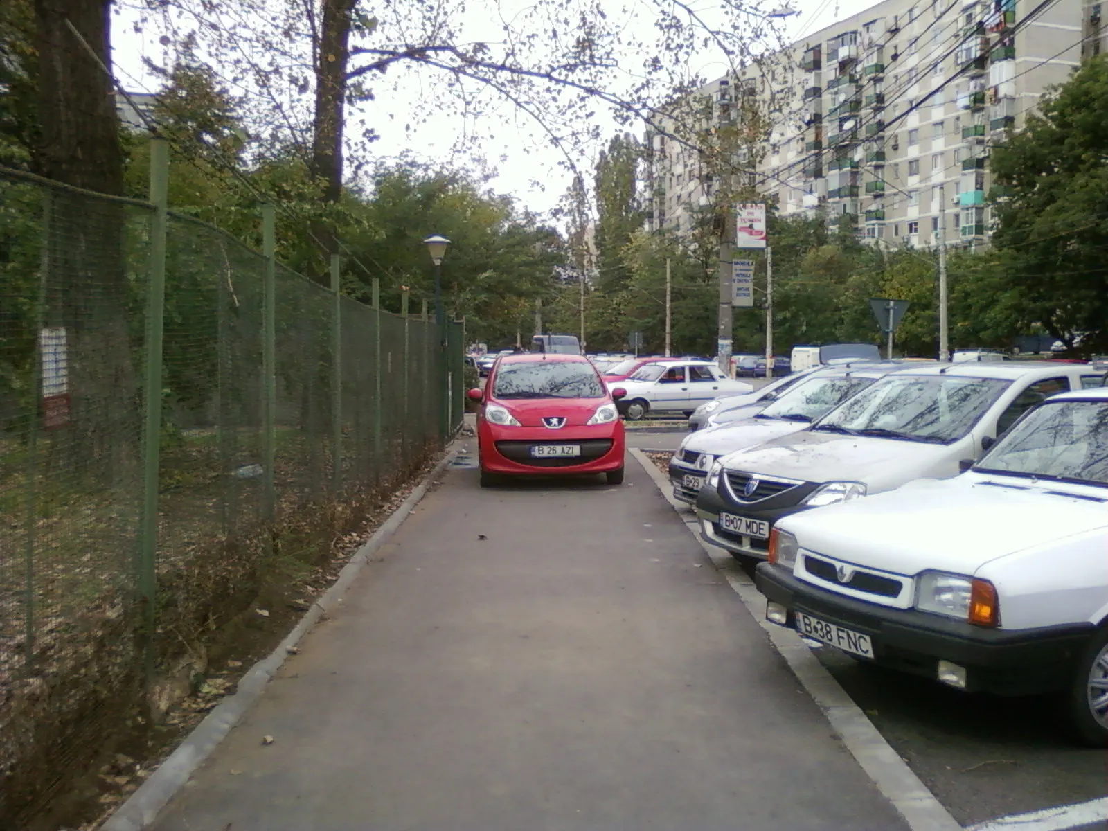 Gunoi aruncat pe stradă