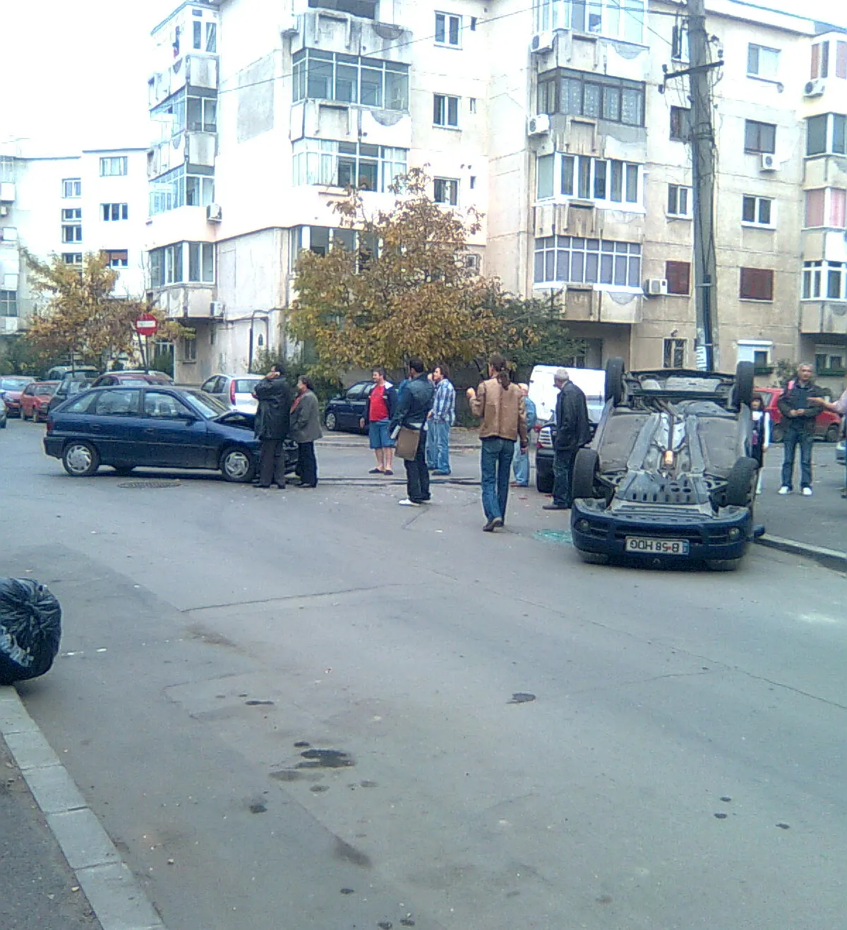 Accident în Capitală - o maşină s-a răsturnat