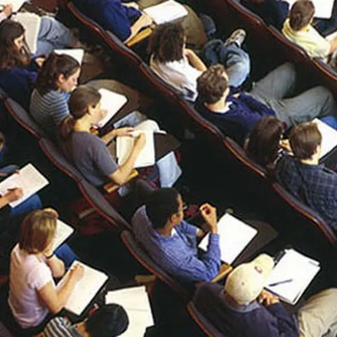 100 de tineri infectaţi cu HIV vor primi burse de studiu