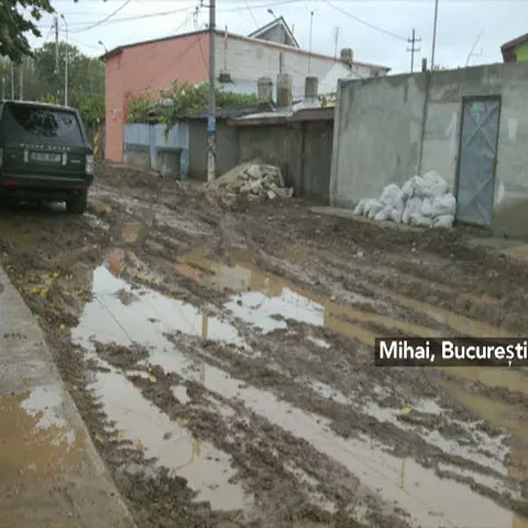 O stradă din Bucureşti, distrusă de lucrările la reţeaua de apă