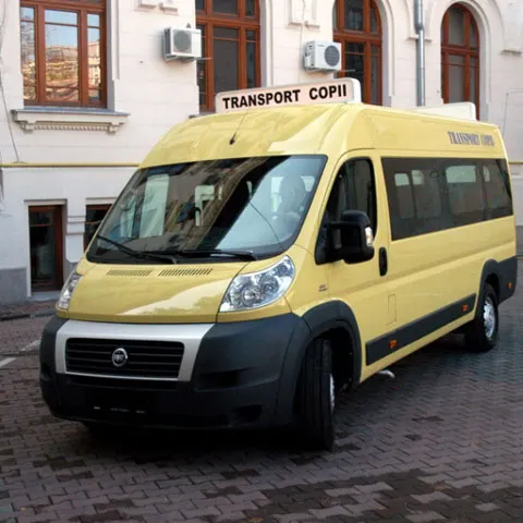 Patru eleve şi o femeie au fost rănite într-un accident produs de şoferul unui microbuz şcolar