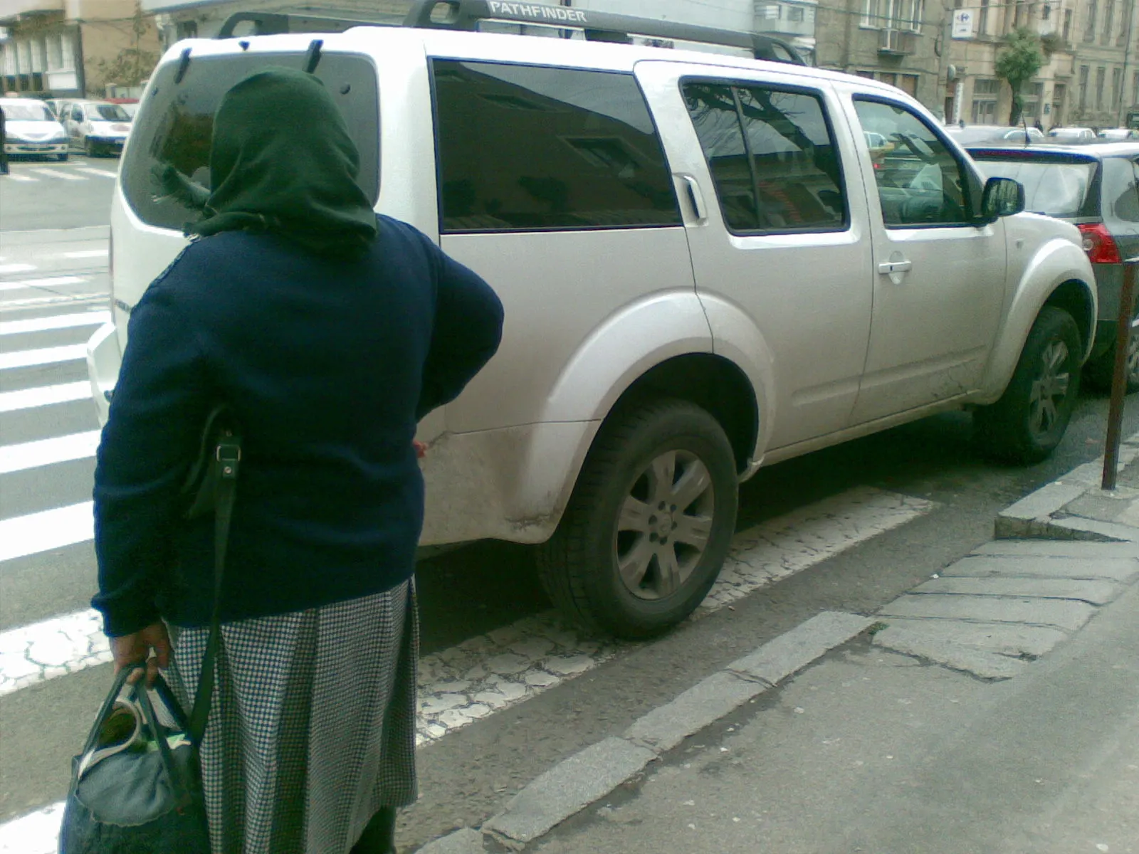Jeep parcat pe o trecere de pietoni din Cluj