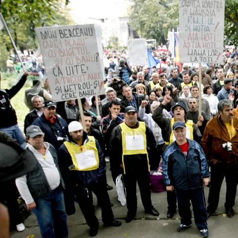 Trade unionists of Bucharest subway operator Metrorex are protesting for higher salaries