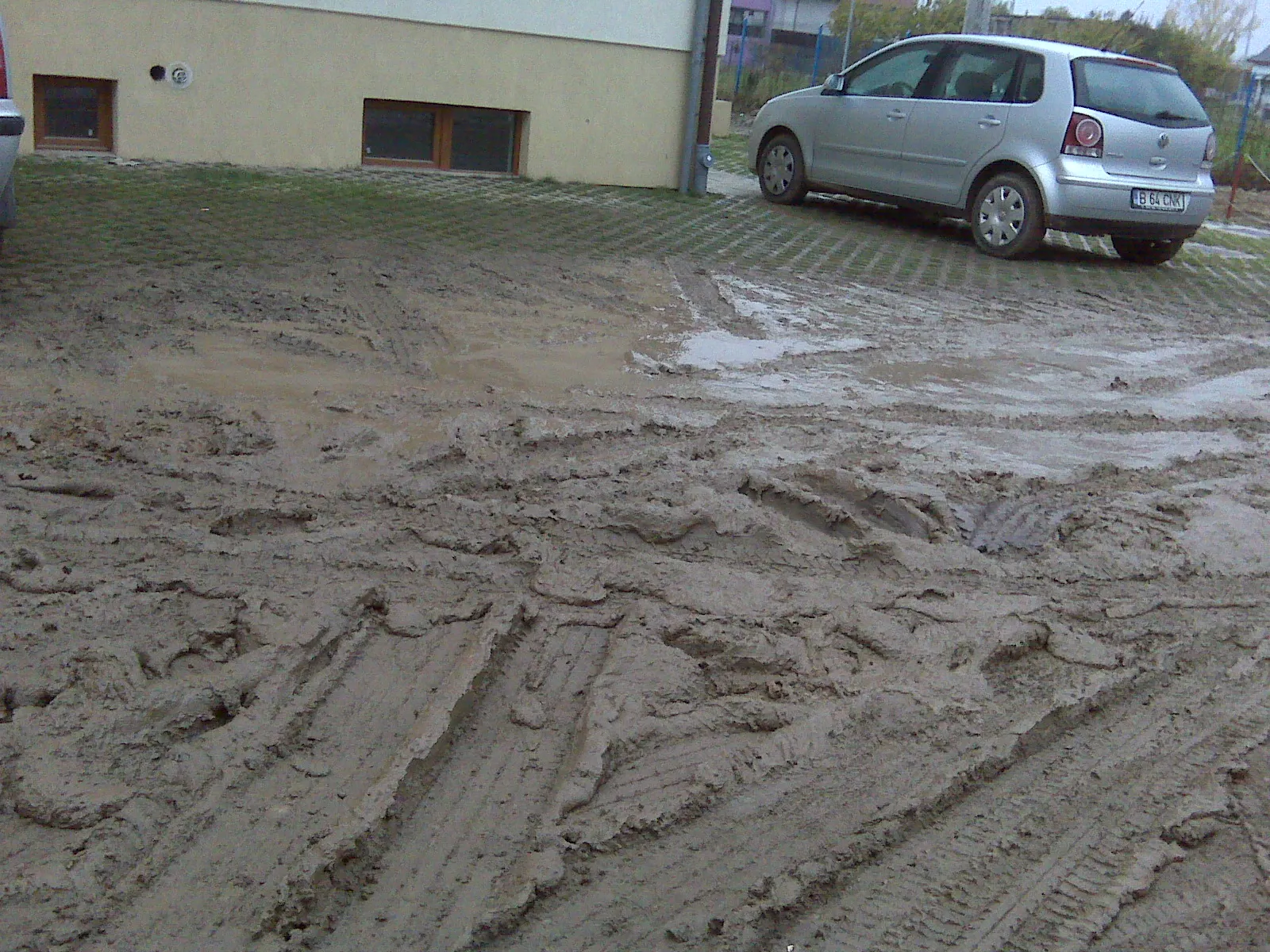 După reparaţii, nori şi mizerie pe o stradă din Sibiu