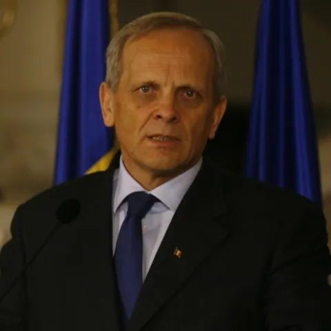 Pensiile şi salariile ar putea fi reduse până scăpăm de criză, avertizează Theodor Stolojan