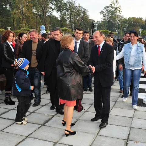 Odată ce s-ar face de râs, super-căpitanul Băsescu n-ar mai putea conduce nici măcar barca pe Cişmigiu, spun psihologii