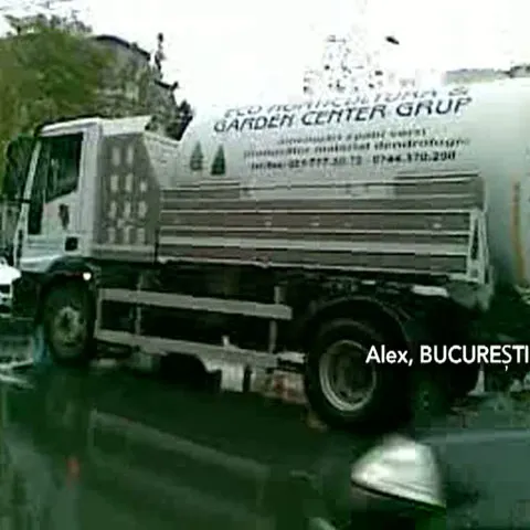 Angajaţii primăriei din Bucureşti udă spaţiile verzi pe timp de ploaie