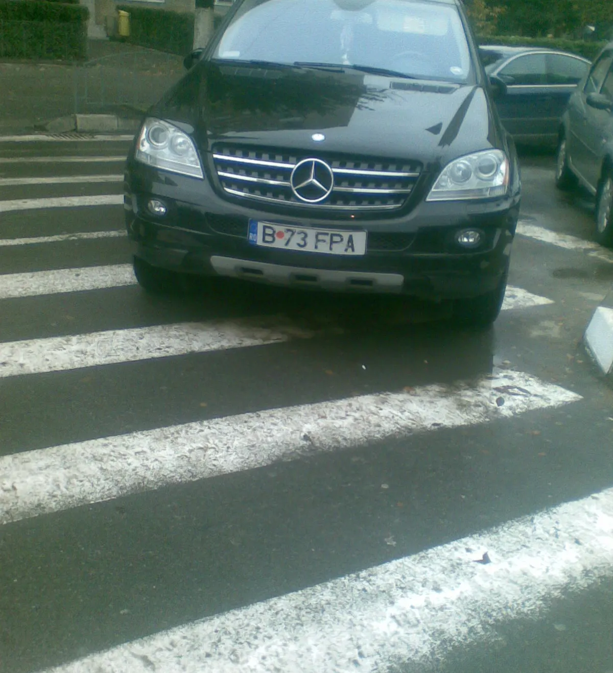 Trecere de pietoni blocată de maşinile parcate