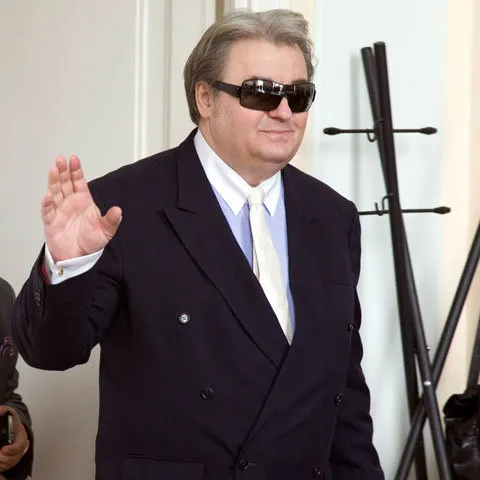 C. V. Tudor: Agenţi secreţi s-au deghizat în ciobani şi l-au aplaudat pe Băsescu la Cotroceni