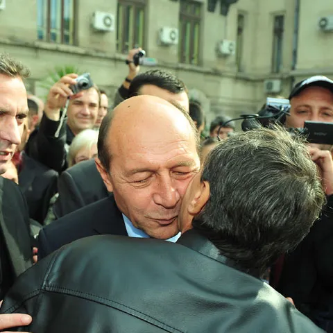 Băsescu: Raportez, mi-am îndeplinit promisiunea de a vă da ţara înapoi!