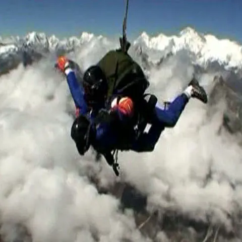 Skydiving pe Everest. VEZI VIDEO