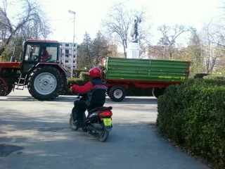 Cu scuterul în parc