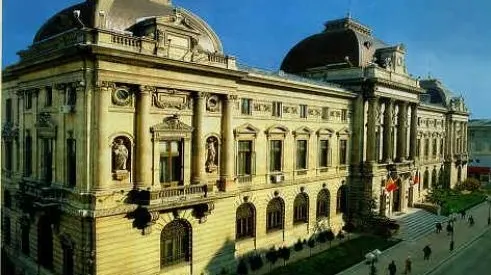 Câteva ONG-uri au protestat neconvenţional la sediul BNR, urinând simbolic pe gardul instituţiei