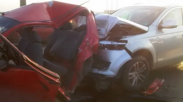 Două autoturisme s-au izbit violent la ieşirea din Timişoara. Cinci femei au fost rănite. VEZI FOTO