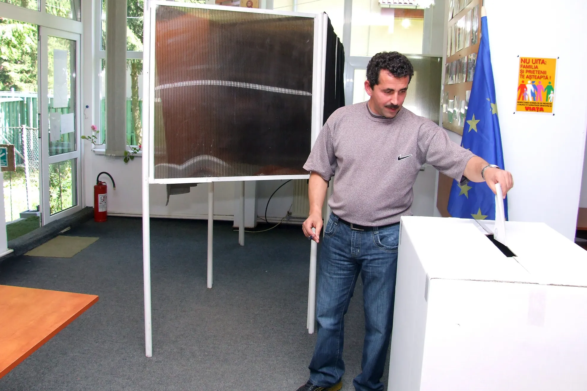 Poliţişti şi procurori vor ancheta 453 posibile cazuri de vot multiplu de la europarlamentare
