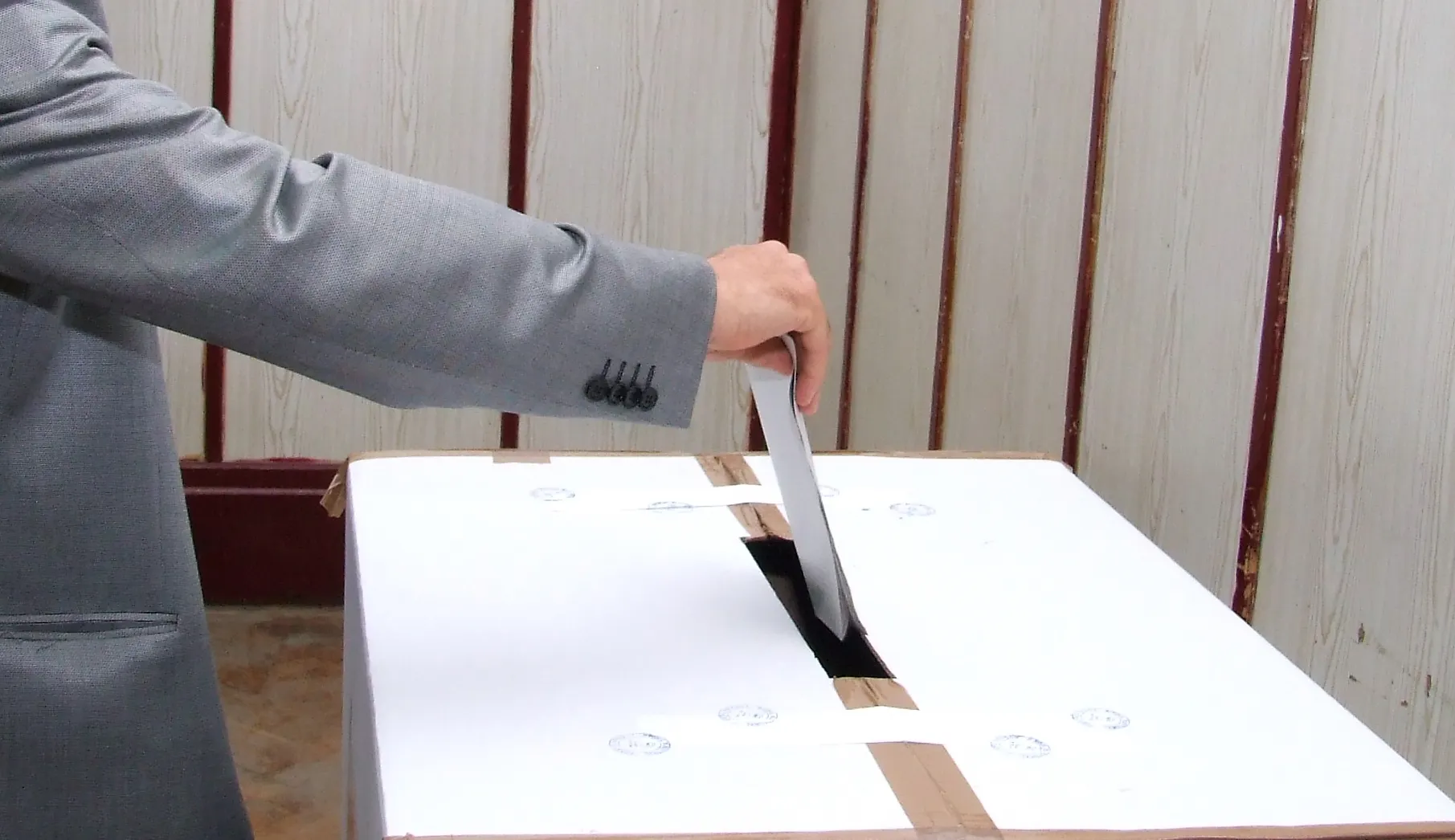 Prezenţa la vot până la ora 13: 20,96% la alegerile prezidenţiale şi 19,62% la referendum