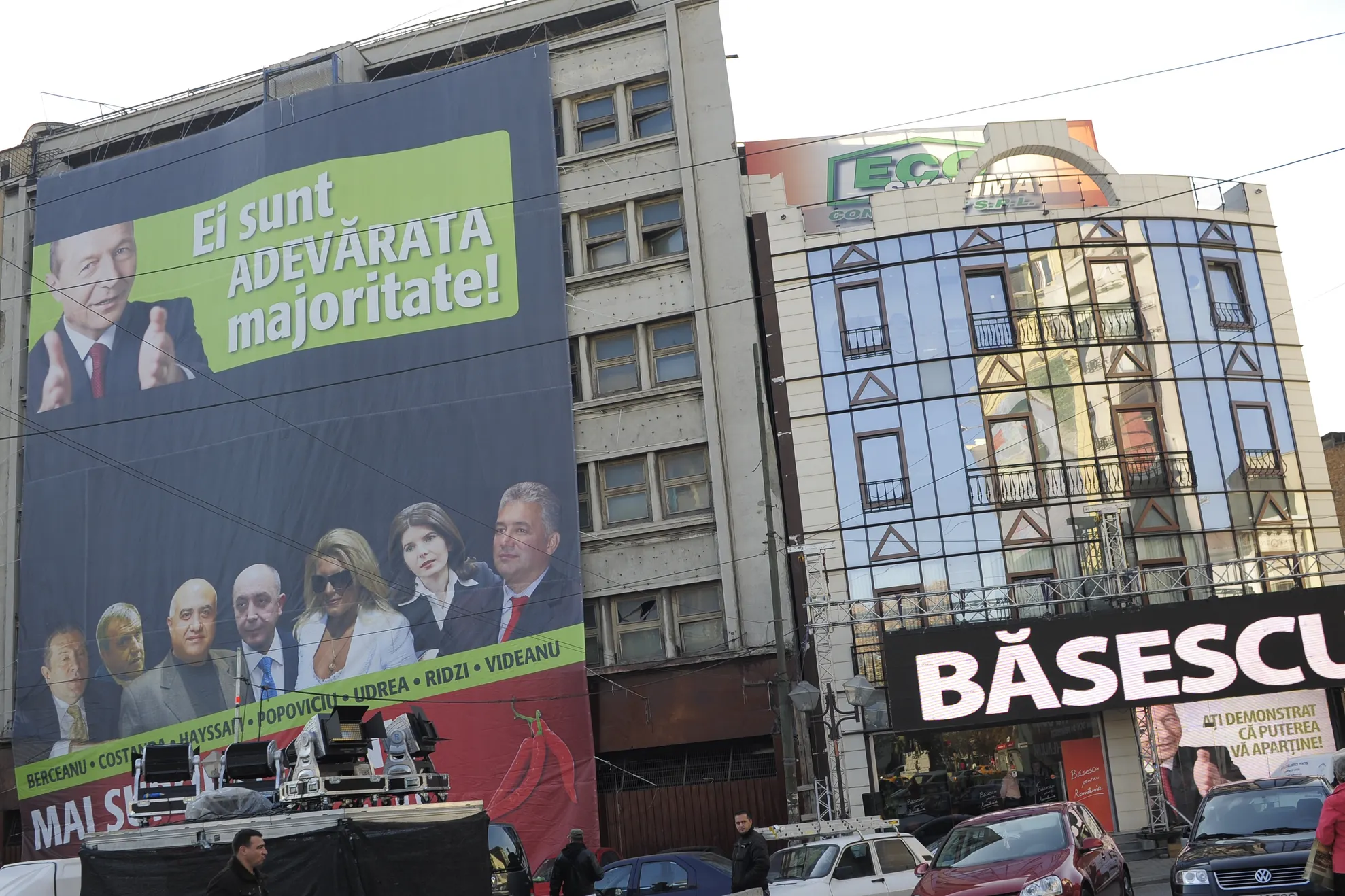 Scandal electoral: PSD şi PD-L s-au certat pe banner-ul anti-Băsescu amplasat în apropierea sediului său de campanie