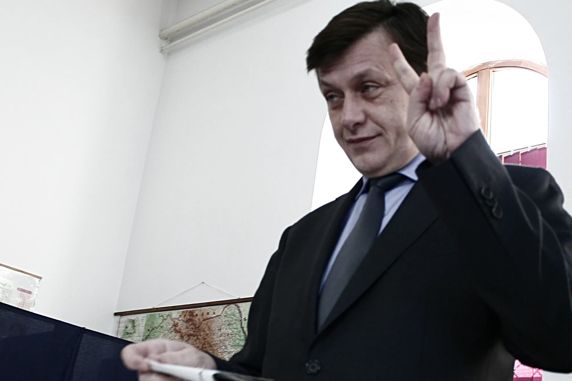 Antonescu: Băsescu este în continuare acelaşi şmecher politic uşor expirat