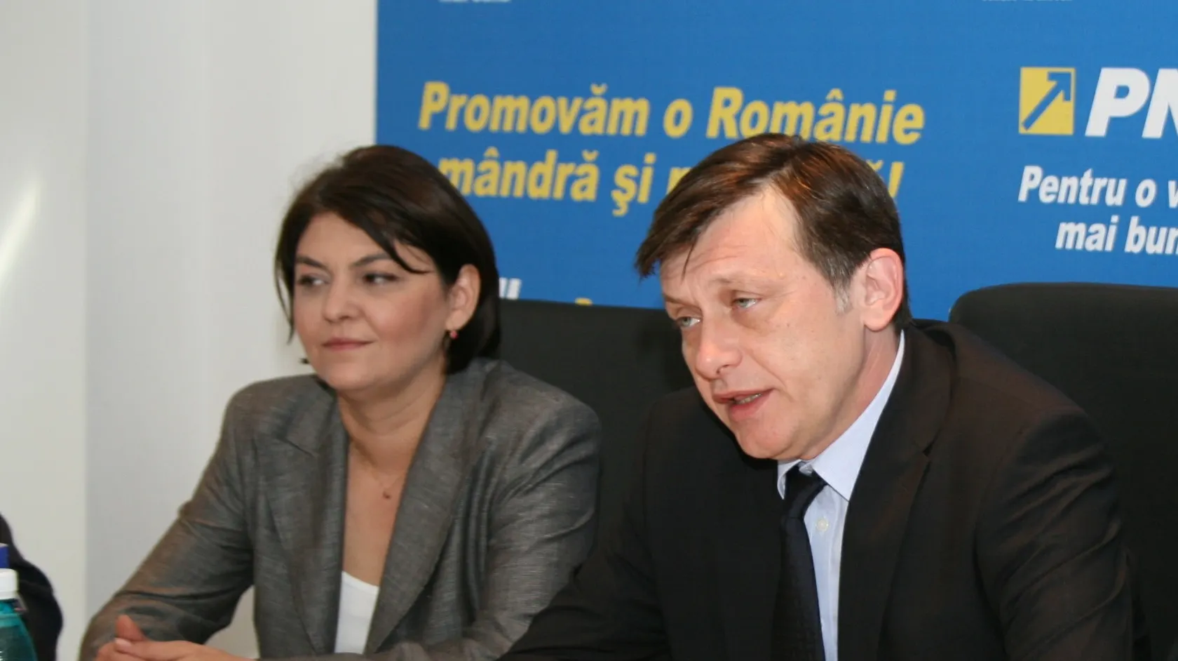 DIN CULISELE PNL: Crin Antonescu a rămas la sediu pentru numărătoarea paralelă