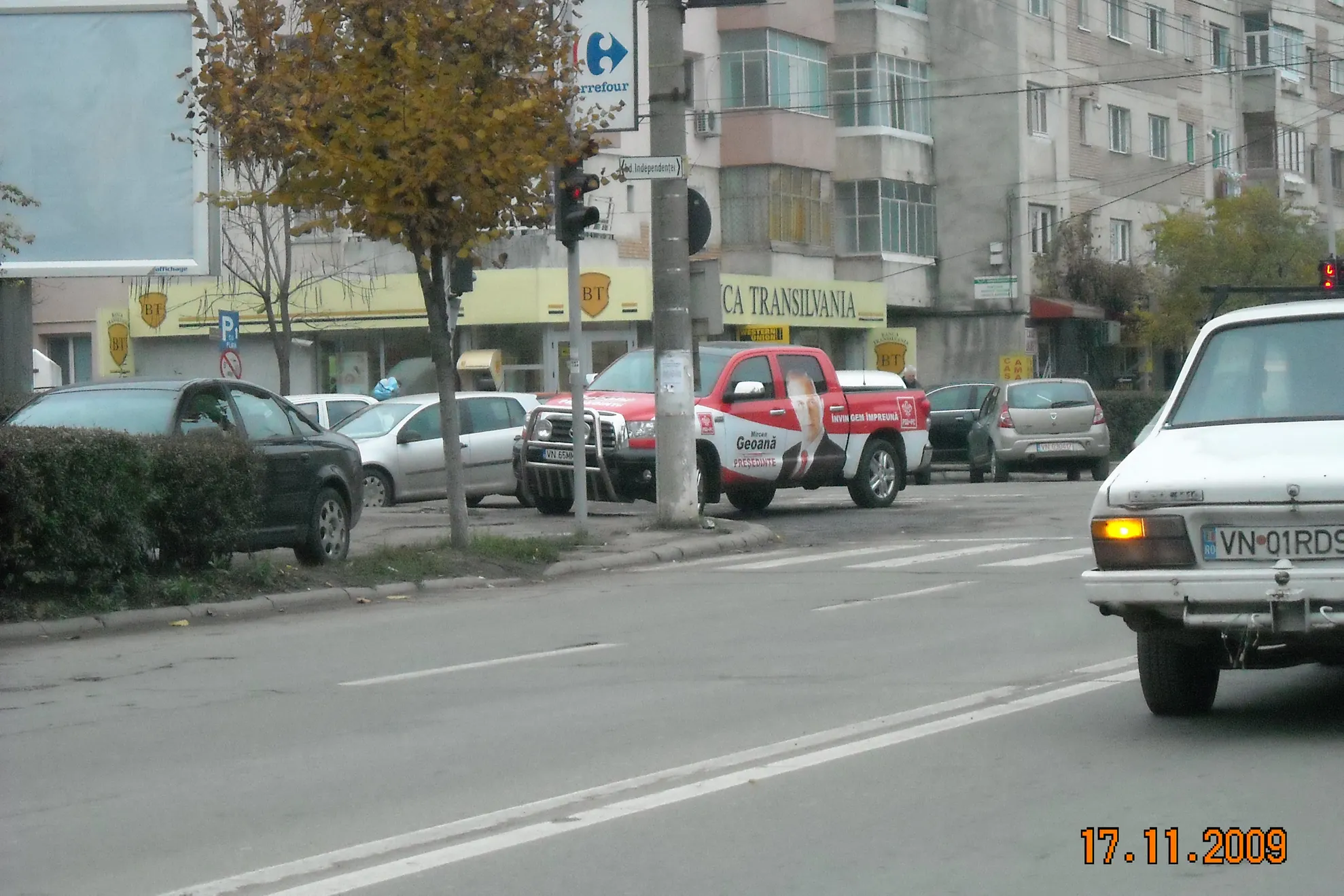 O maşină branduită cu afişe electorale era parcată pe trecerea de pietoni