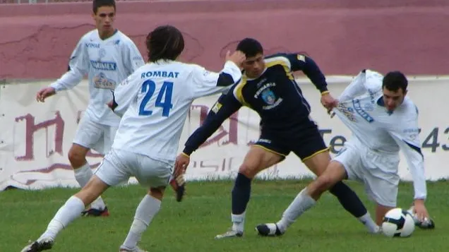 Unii cu ştampila, alţii cu mingea de fotbal