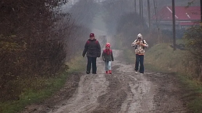 Copiii dintr-un sat mureşean străbat 10 kilometri pe jos pentru a ajunge la şcoală 