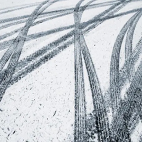 Trei autoturisme s-au răsturnat pe drumul spre Rânca, în judeţul Gorj, din cauza poleiului