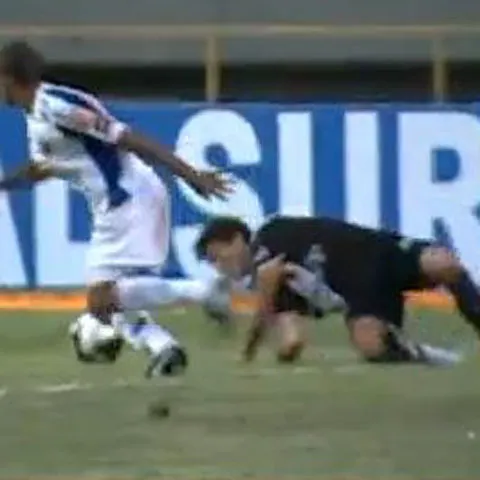 VIDEO / Accidentare şoc în Brazilia. Un fotbalist a căzut şi şi-a fracturat cotul
