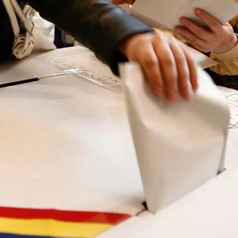 BEJ Iaşi a dispus îndepărtarea afişelor cu Traian Băsescu privind referendumul