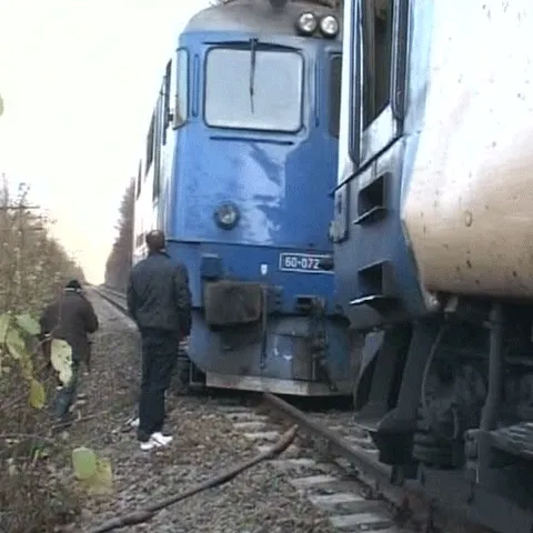 Locomotiva care s-a ciocnit luni cu un accelerat în Bistriţa a fost repusă pe şine