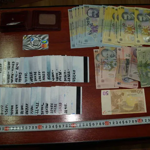 Cei opt tineri suspectaţi de falsificare de carduri vor fi audiaţi de procurorii gorjeni