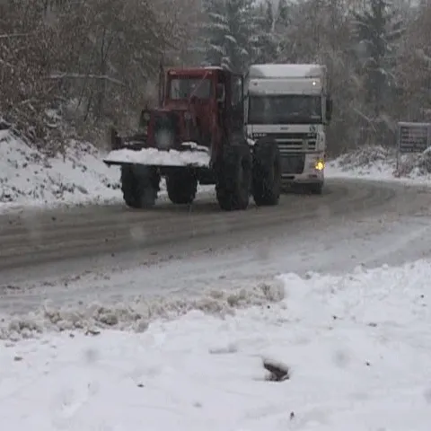 Mai mulţi şoferi au rămas blocaţi în Pasul Gutâi din cauza ninsorii 