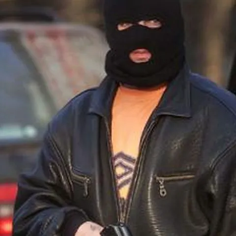 Trei indivizi mascaţi au spart sediul primăriei din comuna dâmboviţeană Vişina