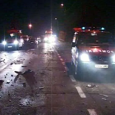 Accident la Bihor: Un microbuz s-a tamponat cu un camion pe DN 19 E