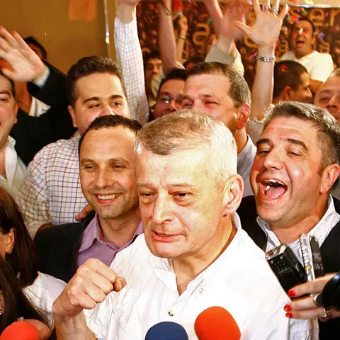 Oprescu cu Iris pe scenă de ziua lui. Trimite-i un mesaj primarului general al Capitalei!