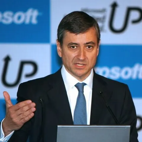 Previziunile şefului Microsoft International despre viitorul celor 3 ecrane şi tehnologii din filmele SF