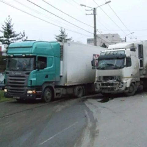 DN1 a fost blocat pe un sens, din cauza ciocnirii a două tiruri