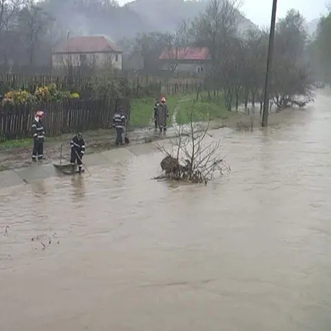 Mai multe localităţi din judeţul Mehedinţi au fost izolate din cauza ploilor abundente 