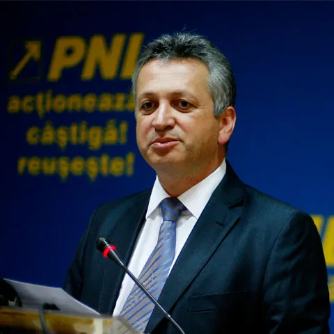 Guvernul Negoiţă este o băşcălie, spune Fenechiu