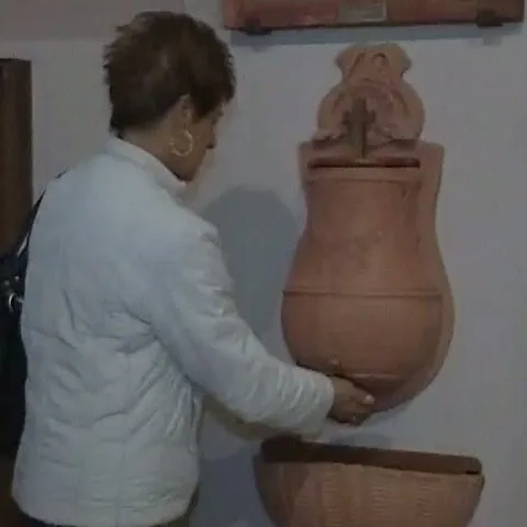 Câteva biserici din Italia au instalat distribuitoare automate de apă sfinţită de teama gripei noi
