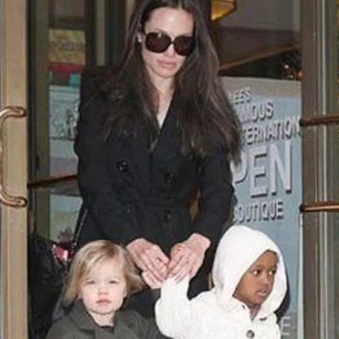 Angelina adoptă din nou, dar fără Brad