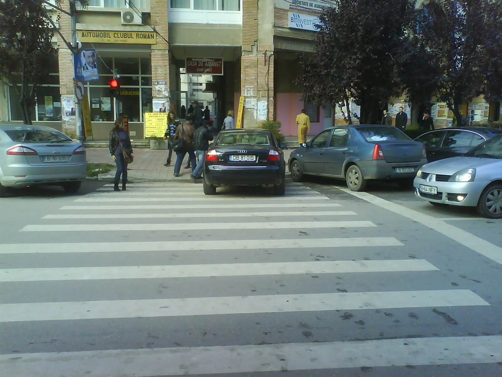 Parcare neregulamentară...pe trecerea de pietoni