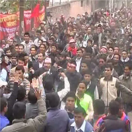 60 de persoane au fost rănite în ciocniri de stradă între poliţie şi maoişti, în Nepal