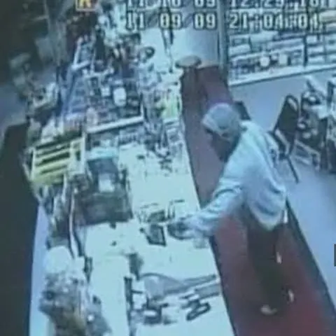 Un hoţ a fost atacat de vânzătorul magazinului în care intrase să fure